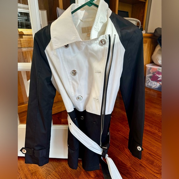 Light weight Michael Kors coat - Picture 4 of 7